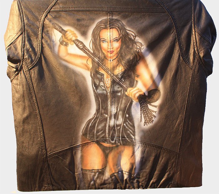 Airbrusch Lederjacke (5).jpg - Lederjacke mit Airbrush - Domina mit Peitsche.Copyright Sabine Krbecek